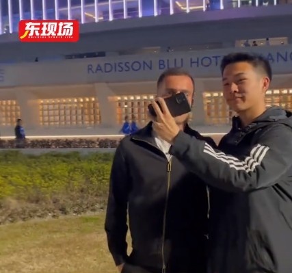 塞爾吉尼奧現(xiàn)身上海八萬人體育場，并與球迷親切打招呼合影