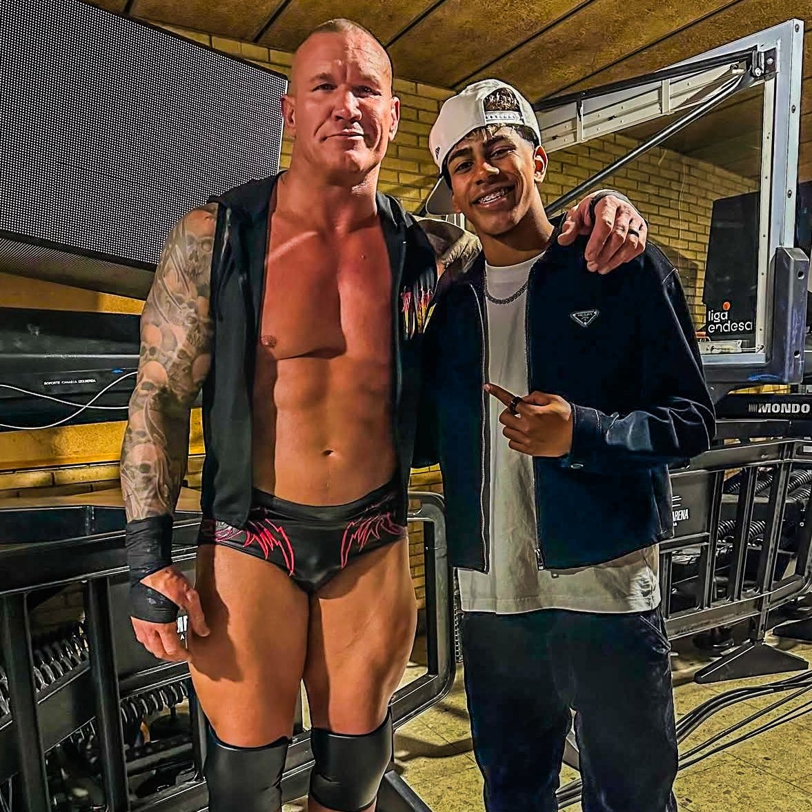 小心RKO！亞馬爾現(xiàn)場觀戰(zhàn)WWE，和奧爾頓、Triple H等合影