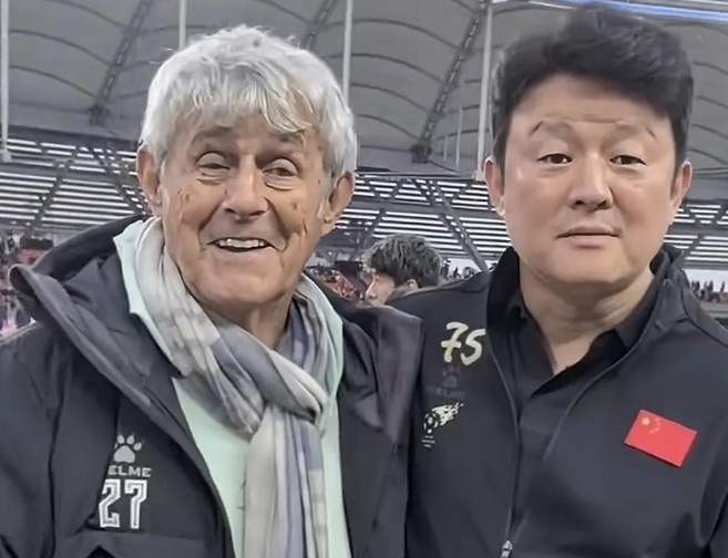 有點(diǎn)像？米盧差點(diǎn)將青島籍演員張磊誤認(rèn)為是孫繼海