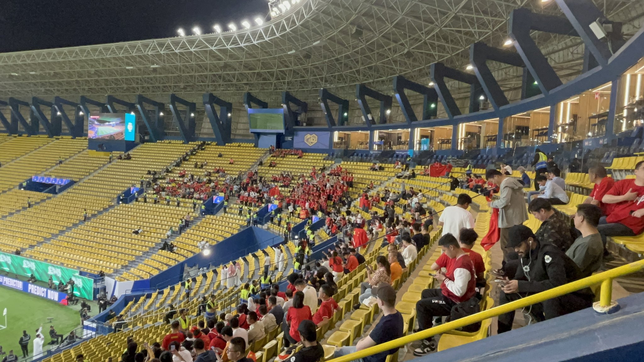 球票已售罄！中國球迷已經(jīng)入場，坐在球場上層沙特球迷區(qū)上方