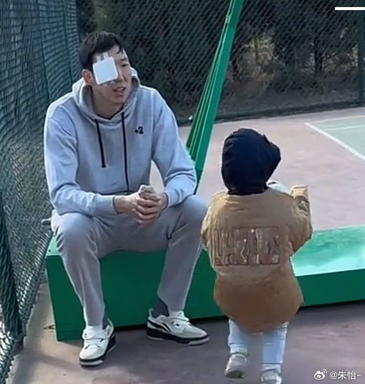 顧家好男人！記者曬出周琦手術(shù)后回歸家庭帶娃照片