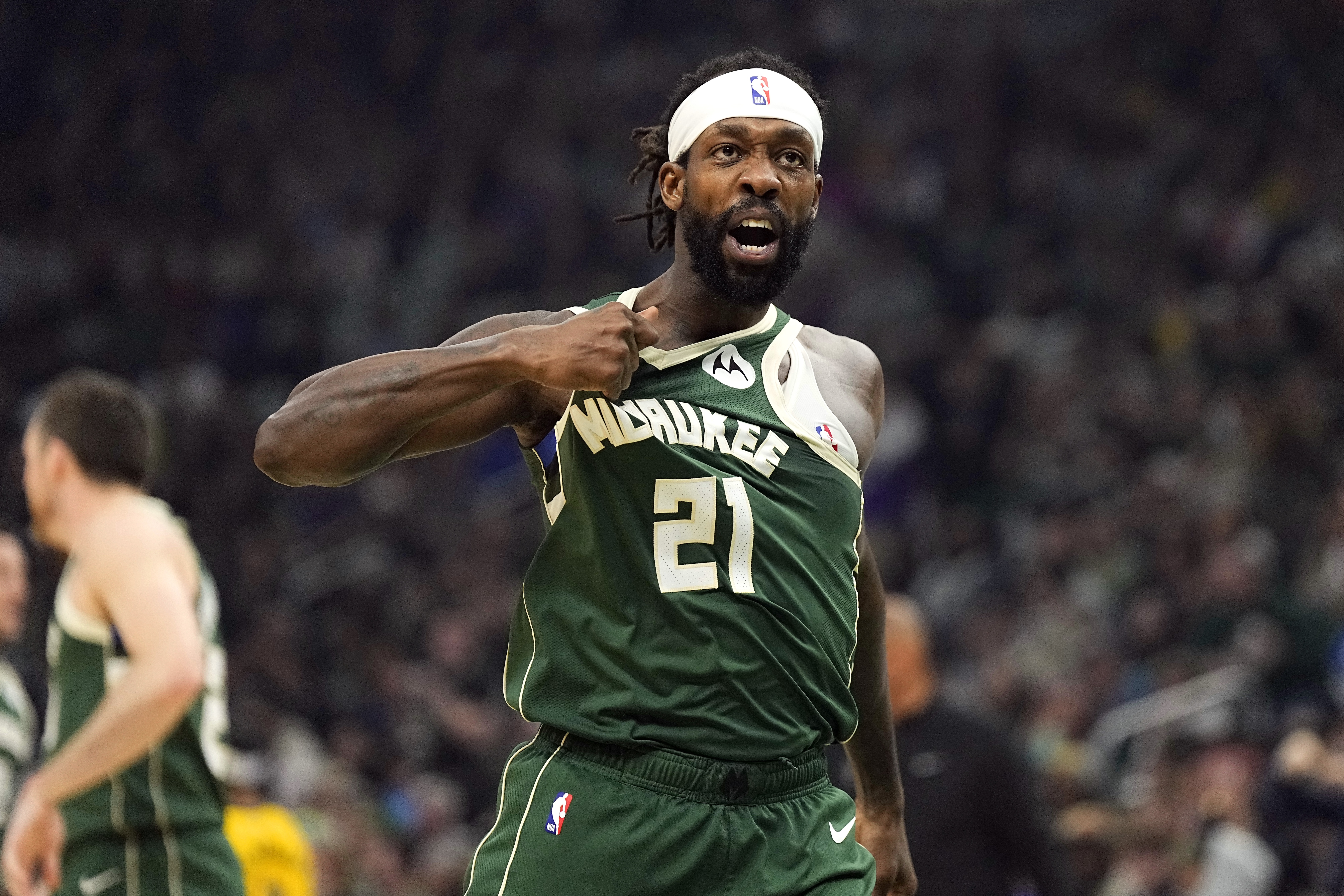 此前被NBA停薪禁賽4場(chǎng)！兩名步行者球迷起訴去年用球砸人的貝弗利