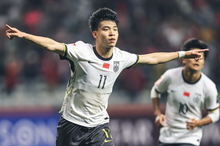 北青體育：18歲“跳級(jí)生”王鈺棟有望進(jìn)入國(guó)足客戰(zhàn)沙特名單！
